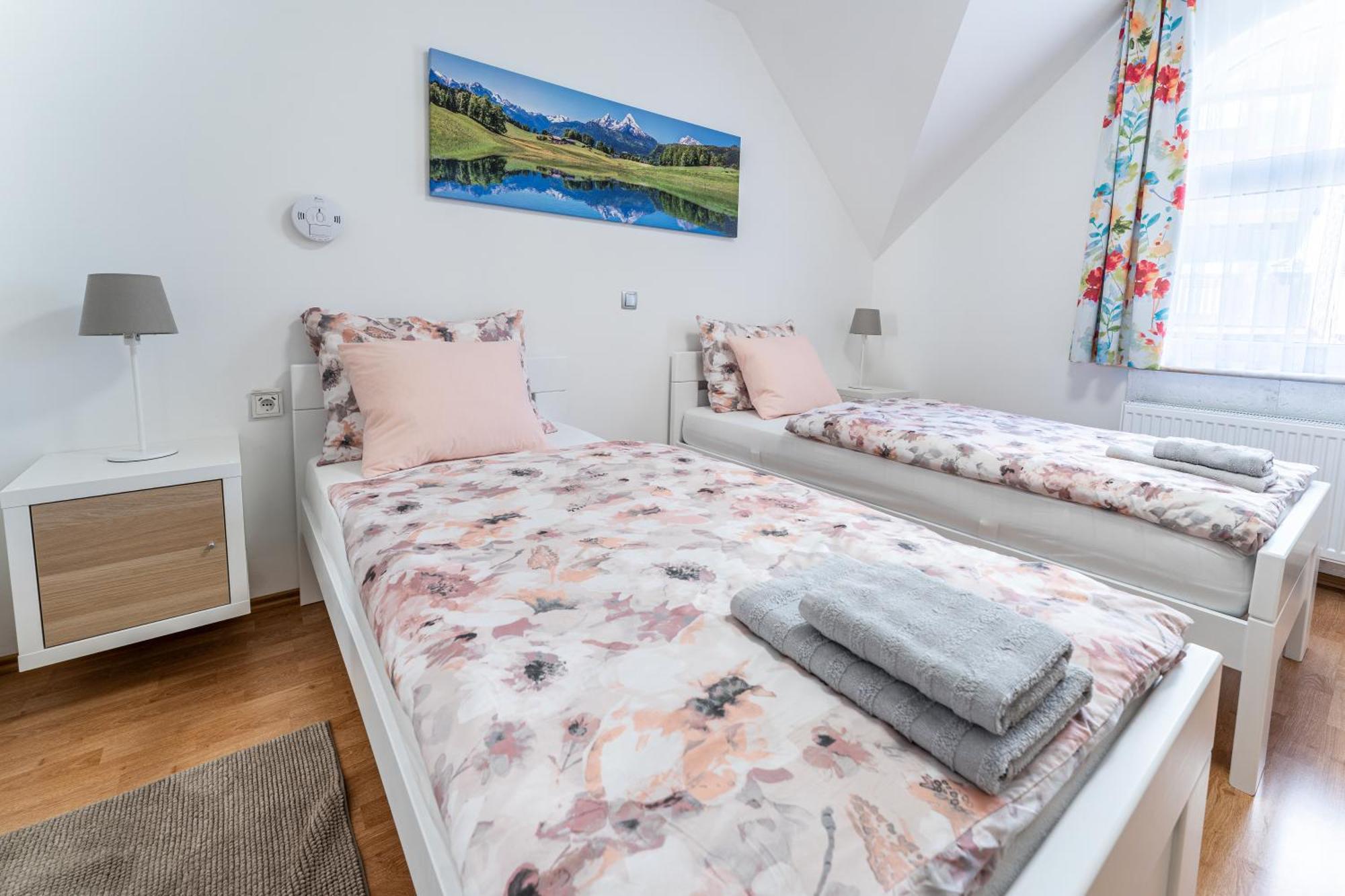 Rooms Mocilnik Бегунье-на-Гореньскем Экстерьер фото