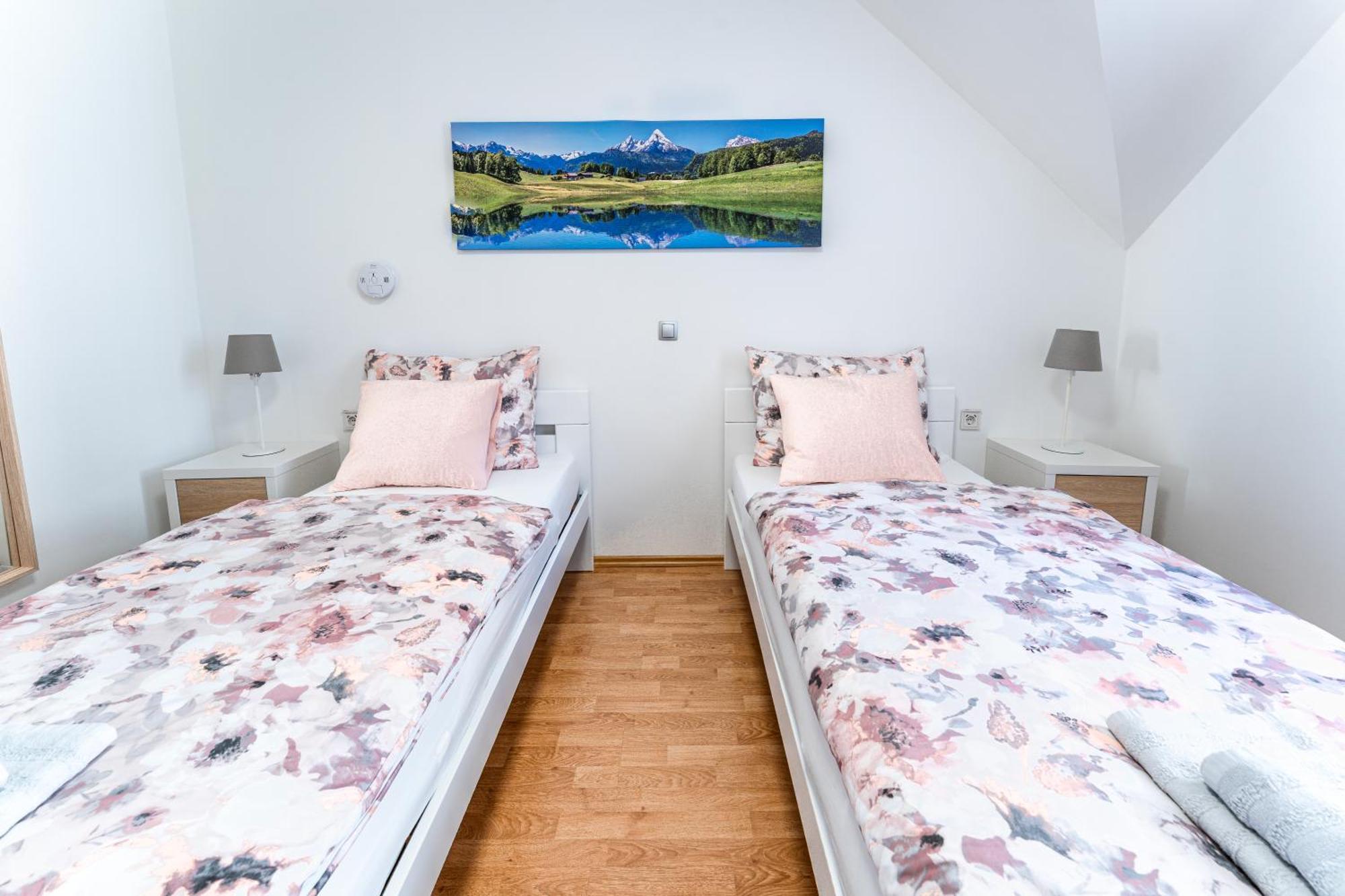 Rooms Mocilnik Бегунье-на-Гореньскем Экстерьер фото